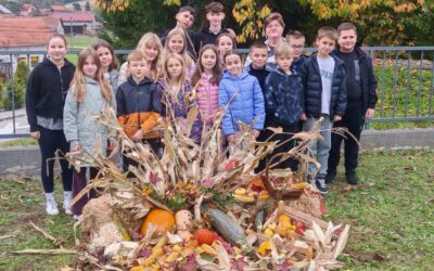 Jesenska čarolija u školskom dvorištu